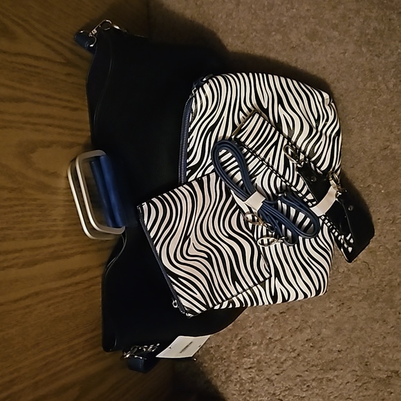 Cirque Du Soleil Black tote bag w/extra straps and makeup bag - Picture 3 of 14